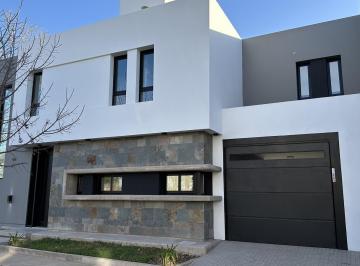 Casa · 150m² · 5 Ambientes · 2 Cocheras · Duplex de Categoria en Greenville 2