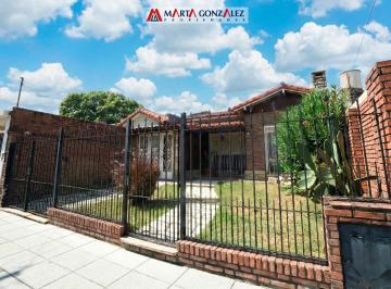 Casa · 62m² · 4 Ambientes · 2 Cocheras · Casa en Venta 4 Ambientes Villa Sarmiento
