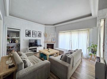 Casa · 220m² · 5 Ambientes · 2 Cocheras · Chalet en Venta en Villa Sarmiento
