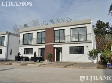 Casa · 132m² · 5 Ambientes · 2 Cocheras · Townhouse en Venta en Benavidez