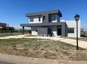 Casa · 230m² · 4 Ambientes · 3 Cocheras · Casa Venta 3 Dorm. San Sebastian Area 11 Lote de 1035 m² Escobar
