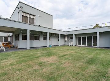 Casa · 444m² · 10 Ambientes · 3 Cocheras · Venta - Casa 5 Dorm. Piscina, Jardín y Galería - Funes.