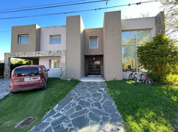 Casa · 260m² · 5 Ambientes · 1 Cochera