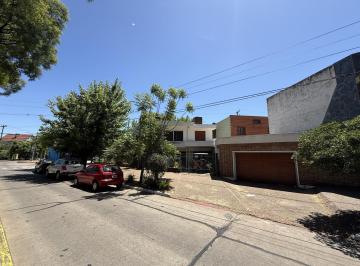 Casa · 249m² · 6 Ambientes · 3 Cocheras · Casa en Venta de 5 Dorm., Patio con Parrilla. 3 Cocheras. Centro Campana