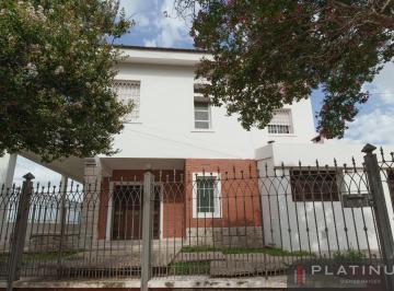 Casa · 218m² · 6 Ambientes · 4 Cocheras · Casa en Venta de 3 Dorm., Apto Crédito - Cofico