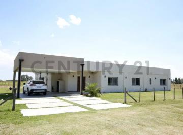 Casa · 149m² · 4 Ambientes · 2 Cocheras · Casa en Venta, Tres Dorm. y Pileta, La Plata Permuta por Departamento