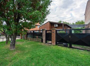 Casa · 86m² · 3 Ambientes · 1 Cochera · Venta | Permuta - Casa 2 Dorm., Ingreso Para Auto y Patio Verde - Funes, Santa Fe.