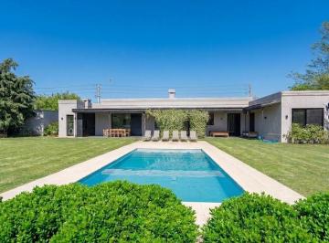 Casa · 227m² · 5 Ambientes · Espectacular Casa en Venta Sobre Lote Central de 2.400 m² en Chacras del Ocho, Al Lado de Pilará