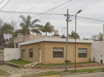 Casa de 4 ambientes, Quilmes · Casa Estilo Amaricana 4 Amb. Cochera Cubierta 2 Vehículos C/ Amplio Fondo