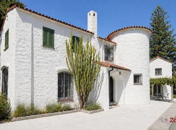 Casa · 490m² · 11 Ambientes · 5 Cocheras · Imponente Casa en Venta 9 Ambientes Centro de San Isidro Lote de 1.000 m Jardín, Pileta, Cocheras