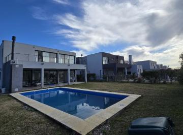 Casa · 210m² · 6 Ambientes · 2 Cocheras · Casa en Venta 6 Ambientes Puertos del Lago Escobar Pileta Lote Interno