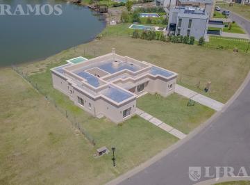 Casa · 170m² · 4 Ambientes · 2 Cocheras · Casa en San Sebastian Mb