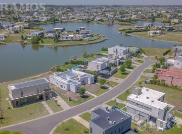 Casa · 170m² · 4 Ambientes · 2 Cocheras · Casa en San Sebastián Área 7 Al Agua en Cul de Sac Excelente Ubicación Acepta Financiación Mb