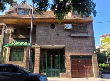 Casa · 200m² · 6 Ambientes · 1 Cochera · Casa de 6 Amb. con Garage, Patio con Jardín y Parrilla!