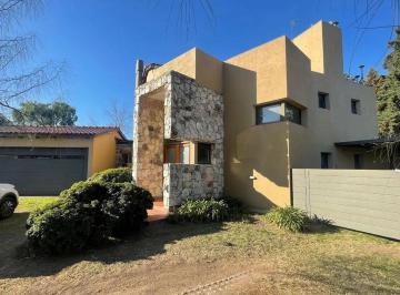 Casa · 400m² · 4 Ambientes · 2 Cocheras · Venta Casa 4 Dorm. Country San Isidro