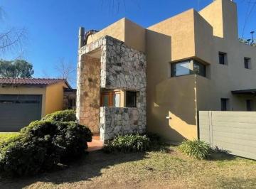 Casa · 400m² · 4 Ambientes · 2 Cocheras · Venta Casa 4 Dorm. Country San Isidro