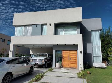 Casa de 5 ambientes, Berazategui · Hermosa Casa en Venta en Greenville Polo & Resort Barrio G 100 en Lote Central.
