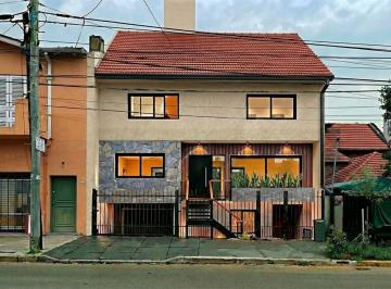 Casa · 242m² · 6 Ambientes · 1 Cochera · Casa Reciclada a Nuevo Sobre Paraná, Lado Olivos a 1 Cuadra de Maipú