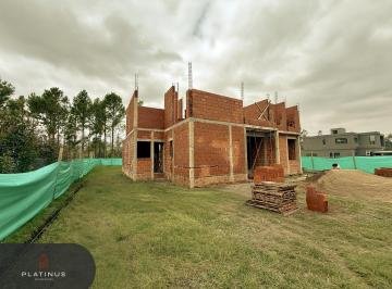Casa · 354m² · 6 Ambientes · 3 Cocheras · Casa en Venta de 3 Dorm. - Chacras de La Villa