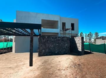 Casa · 354m² · 6 Ambientes · 3 Cocheras · Casa en Venta de 3 Dorm. - Chacras de La Villa