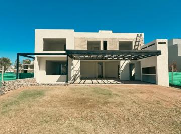 Casa · 354m² · 10 Ambientes · 3 Cocheras · Casa en Venta de 3 Dorm. - Chacras de La Villa