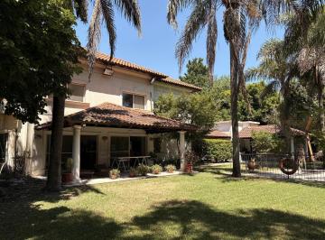 Casa · 350m² · 4 Ambientes · 1 Cochera · Venta de Casa en Buenos Aires Golf