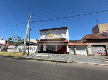 Casa · 170m² · 5 Ambientes · 1 Cochera · Se Vende Casa, Subdividada, Ideal Multifamilar, con Cochera y Quincho. (Excelente Estado)