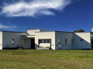 Casa · 140m² · 4 Ambientes · 2 Cocheras · Casa en Prados de La Adelina Club de Campo - Gualeguaychu