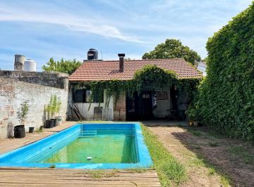 Casa · 107m² · 4 Ambientes · 1 Cochera · Casa en Venta 3 Dorm., Parque y Pileta en La Plata