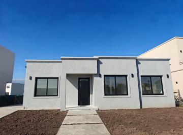 Casa · 161m² · 5 Ambientes · 2 Cocheras · Casa en Venta en Pilar del Este Santa Elisa