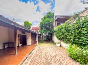 Casa · 268m² · 6 Ambientes · 2 Cocheras · Casa 6 Ambientes con Jardin Lote Propio 2 Plantas a Reciclar Oportunidad