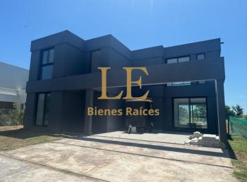 Casa · 250m² · 5 Ambientes · 5 Cocheras · Casa a La Venta en El Canton con Vista Al Golf