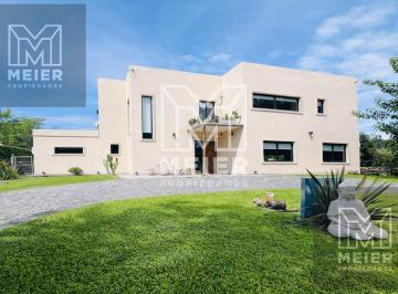 Casa · 220m² · 5 Ambientes · 5 Cocheras · Casa Dos Plantas en Club de Campo Alto de Manzanares