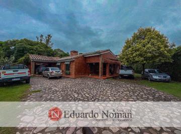 Casa · 180m² · 3 Dormitorios · 1 Cochera · Casa en San Lorenzo con Pileta y Amplio Jardin