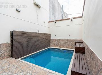 Casa · 218m² · 4 Ambientes · 2 Cocheras · Casa con Patio, Piscina y Playrroom. Cochera 2 Autos.