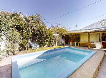 Casa · 196m² · 4 Ambientes · 1 Cochera · Casa en Venta de 4 Ambientes en Martinez con Pileta y Playroom