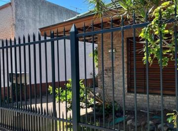 Casa · 150m² · 4 Ambientes · 2 Cocheras · Casa Chalet en Venta en Bernal Oeste, Bernal, Quilmes