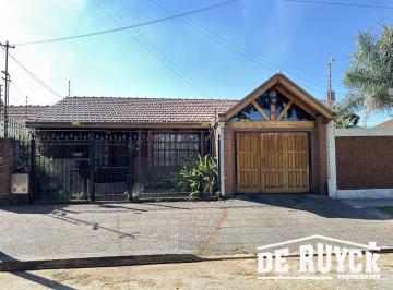 Casa · 192m² · 4 Ambientes · 1 Cochera · Casa Apto Crédito en Barrio Los Cedros, 4 Ambientes con Pileta y Quincho
