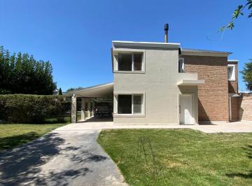 Casa · 253m² · 6 Ambientes · 2 Cocheras · Casa en Alquiler en Villa Luisa