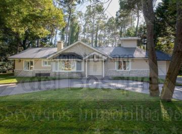 Casa de 5 ambientes, Cariló · Casa en Una Sola Planta Cercana Al Mar y Al Centro. (Cod - 378)