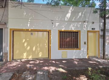 Casa · 60m² · 2 Ambientes · 1 Cochera · Santiago 3576. 2 Dorm.. Patio. Garaje