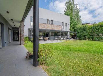Casa · 319m² · 8 Ambientes · 2 Cocheras · Casa en Club de Campo Los Ceibos a La Venta