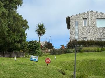 Casa en altura con hermosas vistas · Casa en Cariló. con Pileta Climatizada.