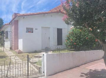 Casa · 87m² · 4 Ambientes · 1 Cochera · Venta Chalet con Gran Lote y Exc. Ubicación. Bernal E. Apta Credito.