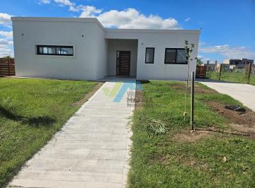 Casa · 160m² · 5 Ambientes · Casa en Venta en Santa Elisa, Pilar del Este, Pilar