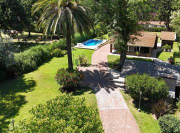 Casa · 255m² · 5 Ambientes · 3 Cocheras · Importante Chalet Funcional en Venta en Bo. Abierto Los Naranjos - Ing. Maschwitz - Escobar