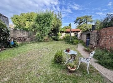 Casa · 105m² · 3 Ambientes · 1 Cochera · Casa a Refaccionar en Amplio Lote - Escucha Permuta