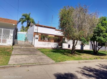 Casa · 99m² · 3 Ambientes · Casa en Venta Sobre Lote de 251 m² con Jardín y Parque. Quilmes Oeste. Apta Crédito