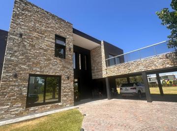 Casa · 380m² · 6 Ambientes · 2 Cocheras · Casa en Terralagos