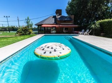 Casa · 258m² · 3 Ambientes · 2 Cocheras · En Venta - Casa con Quincho y Pileta - Roldan